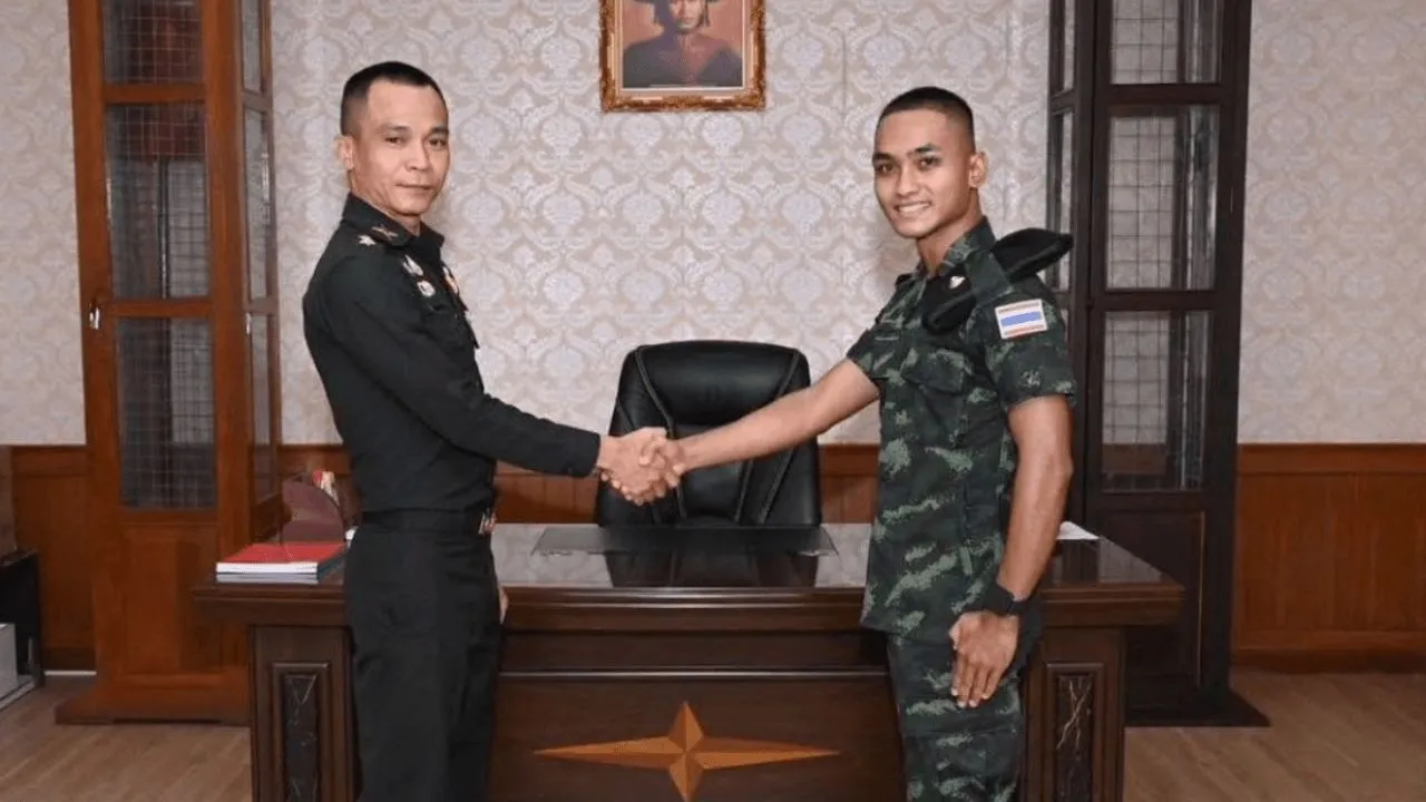 'กองทัพบก' ชื่นชมความสำเร็จ 'น้องเเอ็ฟ' จาก 'พลทหาร' สู่ 'ว่าที่ปลัดอำเภอ'