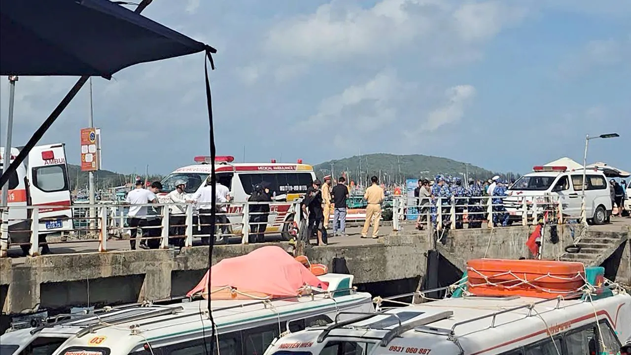 เรือสปีดโบ๊ทล่มในเวียดนาม ดับแล้ว 15 ศพ รวมนักท่องเที่ยวอินเดีย