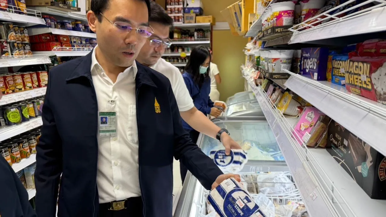 ศุลกากรช่องจอม ทลายคลังค้าส่งอาหารนำเข้าฯ พบของเถื่อน ปนหมดอายุ ผงะกำลังแพ็กส่งลูกค้า