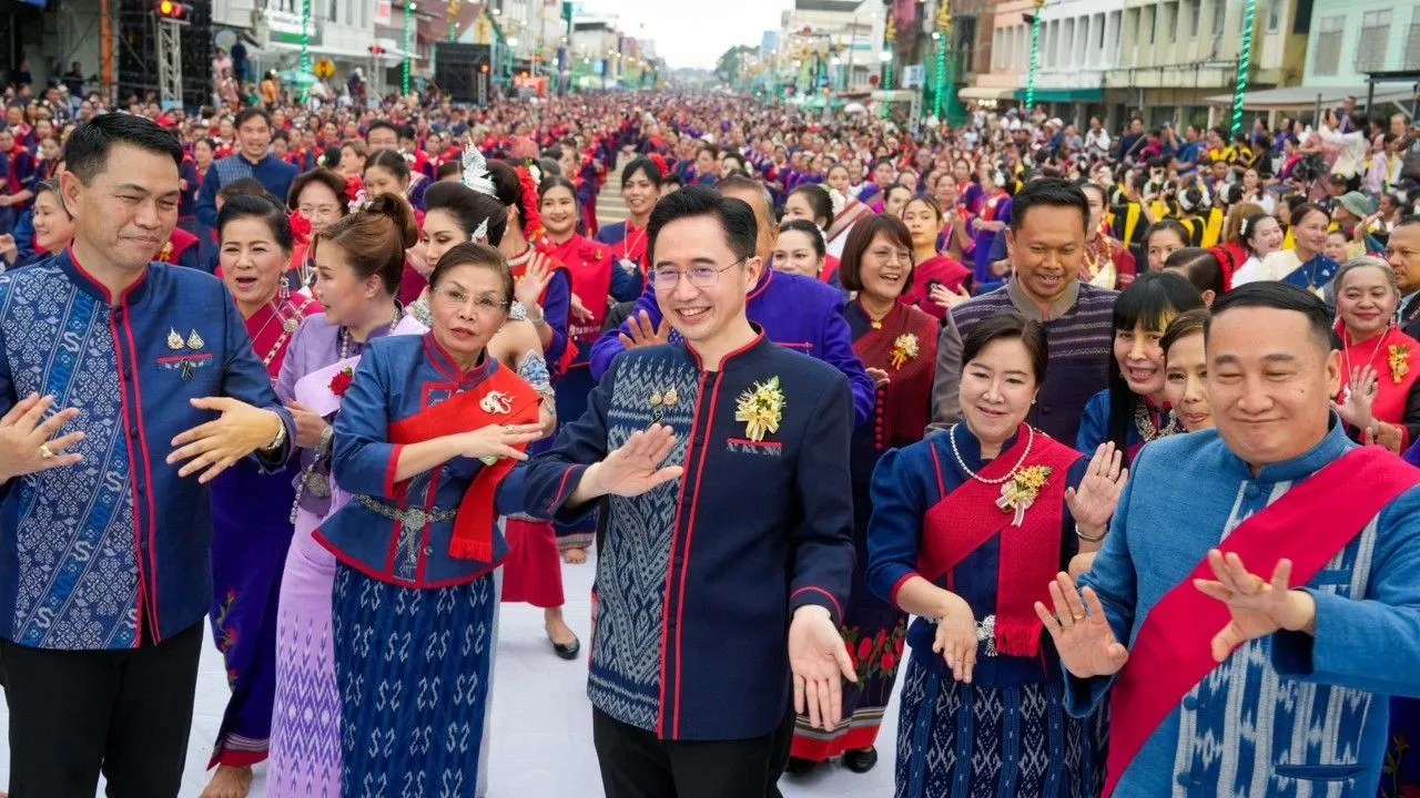 'ยศชนัน' นุ่งผ้า 'ศรีโคตรบูร' ร่วมรำกับขบวนบวงสรวง 'พญาศรีสัตตนาคราช'