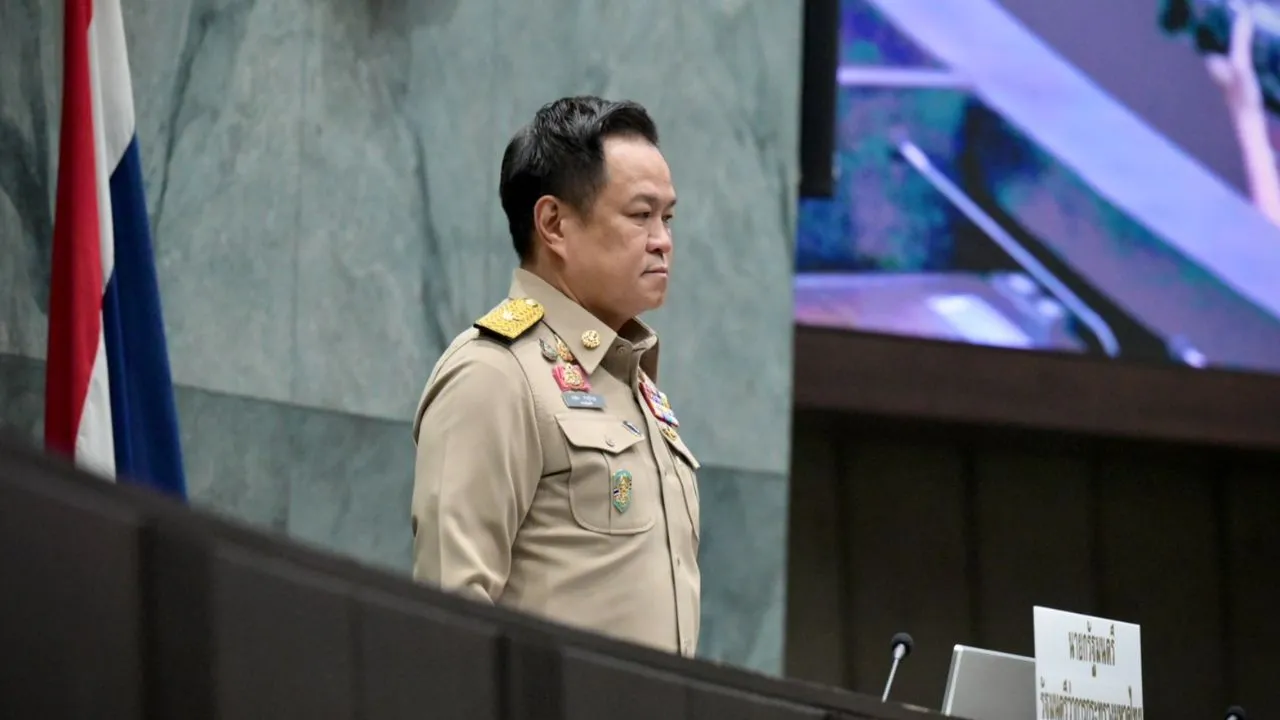 'อนุทิน' เปิดประชุมสภา กทม. นำผู้ว่าฯ-สก. ยืนไว้อาลัยผู้เสียชีวิตเหตุไฟไหม้โรงเบียร์ ณ ลาดพร้าว