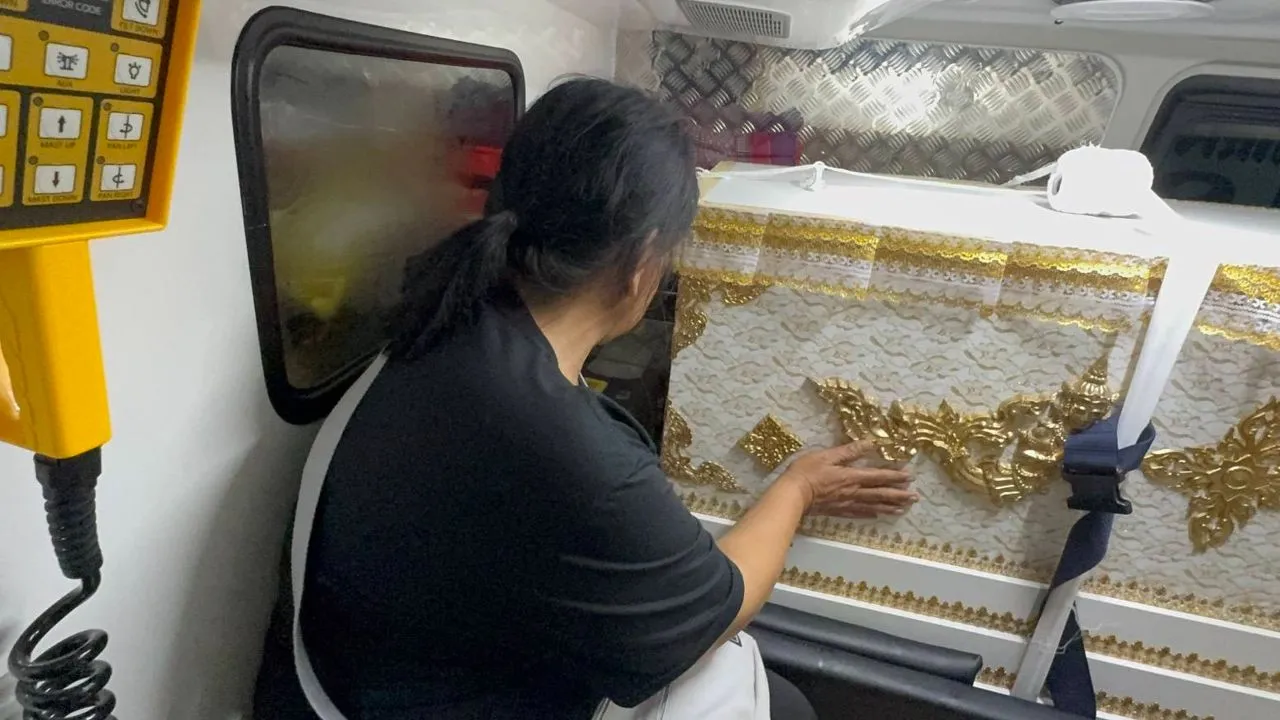 แม่ร่ำไห้รับร่าง 'ส.ท.พิษณุ เหยื่อไฟไหม้โรงเบียร์ ลูบโลงศพ เอ่ยทั้งน้ำตา 'กลับบ้านนะลูก'