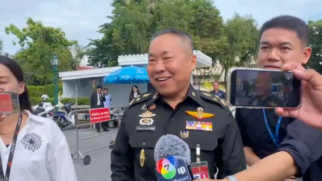 'เสธ.ทบ.' ยิ้มหลังมีกระแสโยกนั่งเลขาฯ สมช. ถามเอาข่าวมาจากไหน