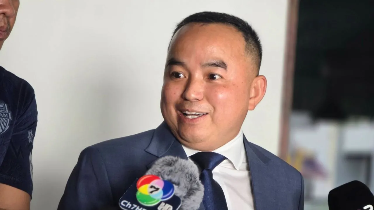'มนัส' คนร่าง TOR สอบท้องถิ่น โผล่ สถ. ทำท่าจุ๊ปากขอปิดวาจา รอให้ข้อมูล กมธ.กฎหมาย สภาฯ