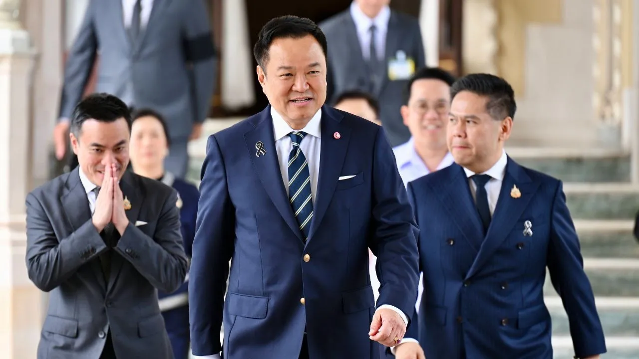 'นายกฯ' หัวเราะหลังสื่อถาม รมต. ออกแอ็กชั่นพีอาร์ผลงาน ชม 'ดูดีนะ'