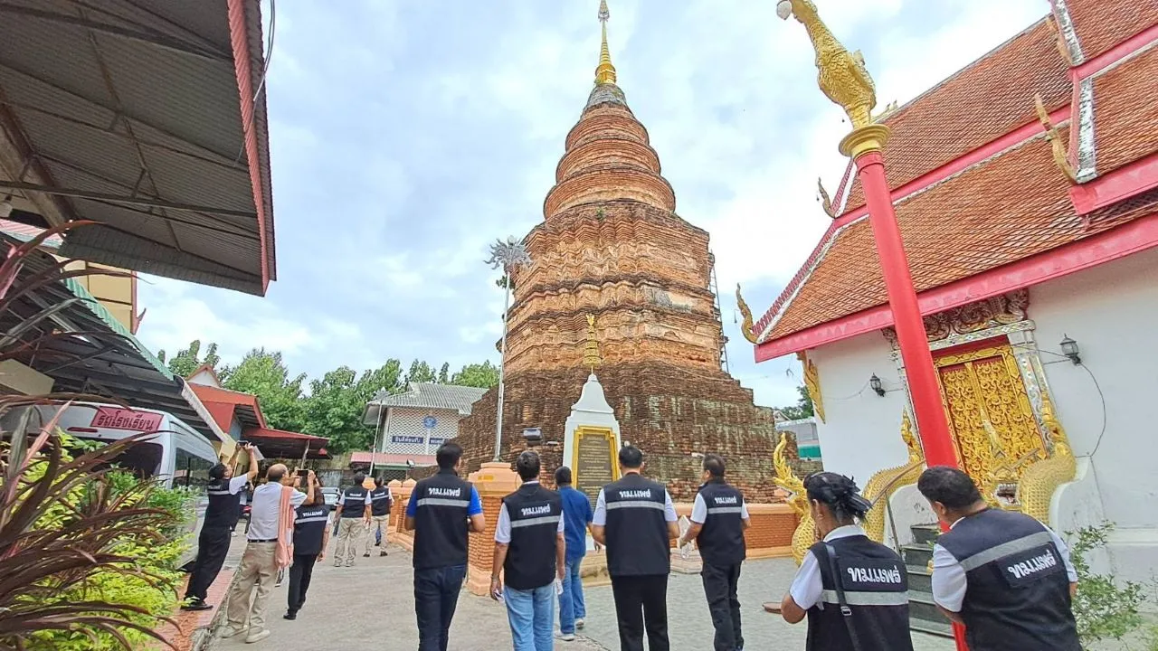 แพร่ตรวจสอบ 'พระธาตุวัดหัวข่วง' อายุพันกว่าปี หวั่นถล่ม อิฐร่วงหล่น ฐานบวมเบ่ง