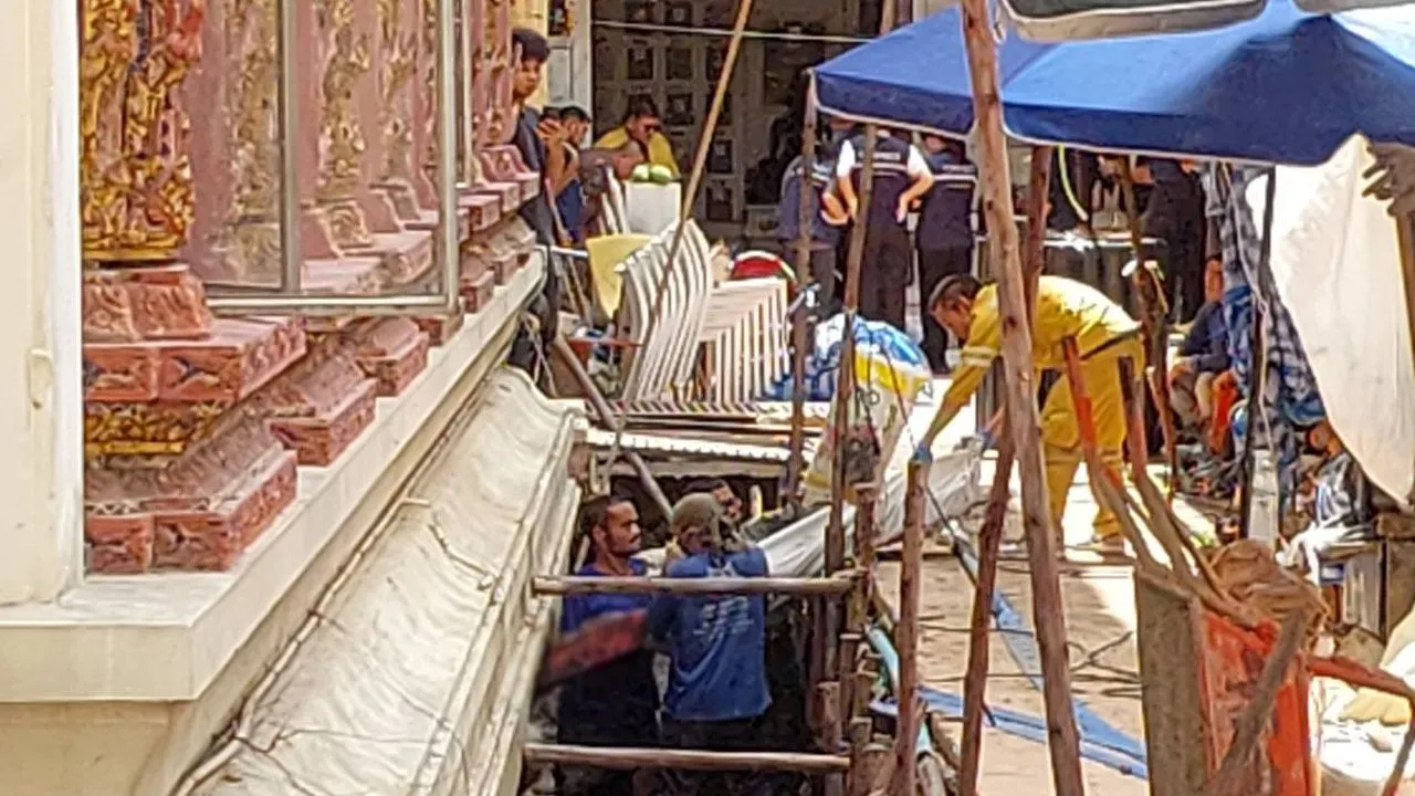 พบโครงกระดูกมนุษย์ ใต้วิหารลิมปาภรณ์ วัดธาตุทอง ตำรวจคาดไม่น่าใช่เหตุฆาตกรรม