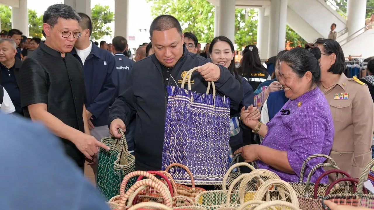 'พลพีร์' ลุยนครพนมต่อเนื่อง ขยายไฟฟ้าถึงประชาชน ดันสินค้าชุมชนสู่ตลาดเอเชีย