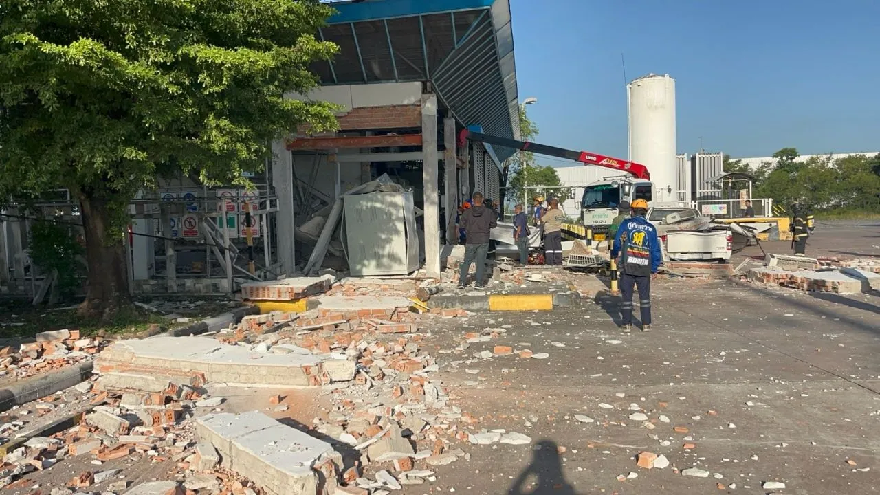 เกิดเหตุระเบิดในปั๊ม NGV ที่บ่อวิน อาคารถล่มทับดับ 1 ราย เร่งหาสาเหตุ