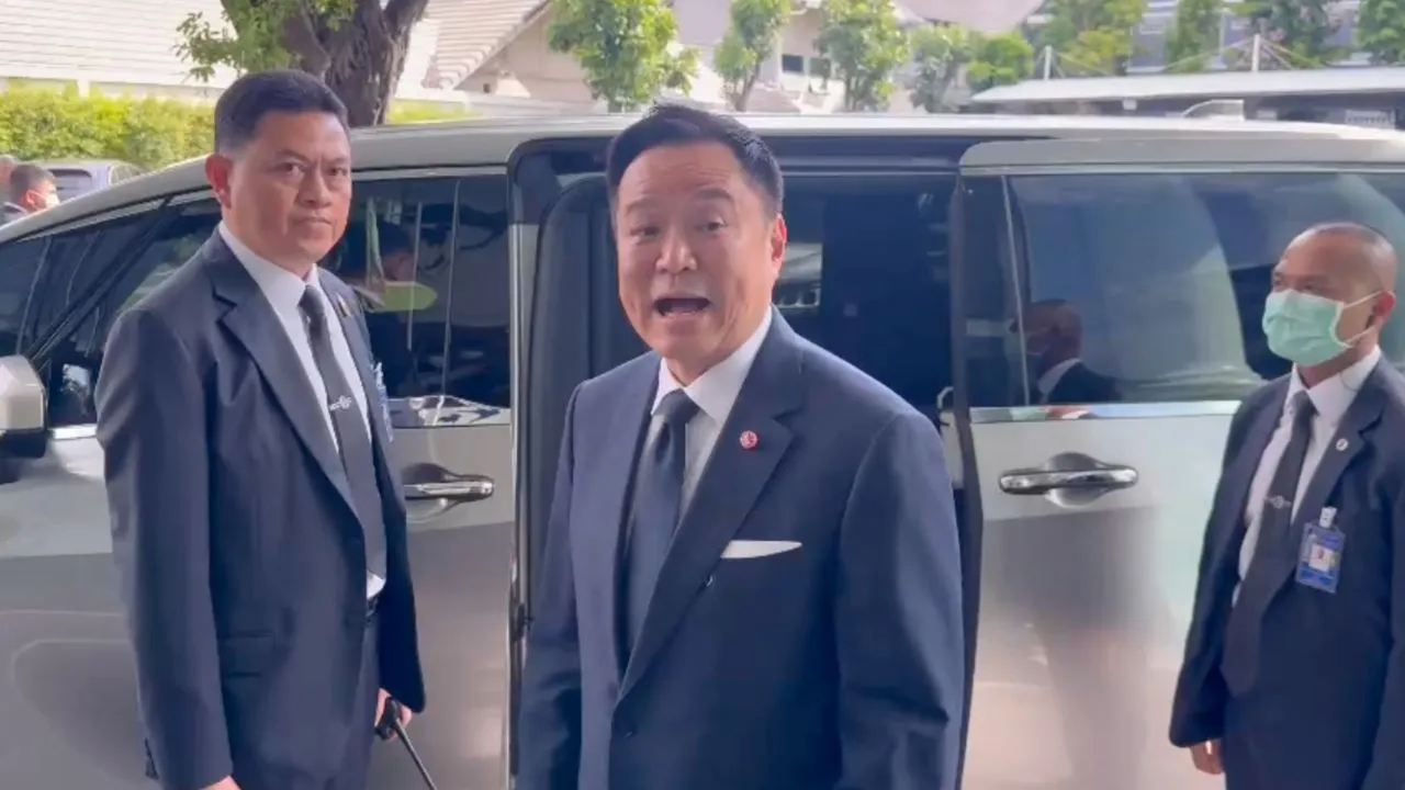 'อนุทิน' กำชับใน ครม. ให้ความเป็นธรรมทบทวนสิทธิบัตรคนจน โยนถาม 'เอกนิติ'
