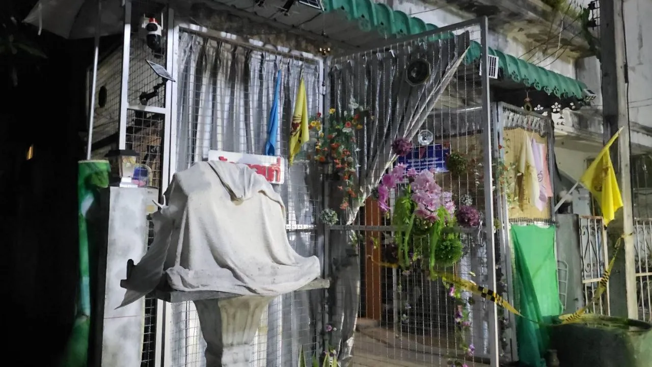 เร่งตามตัวอดีตดีเจ เจ้าของบ้าน หลังพบศพนิรนาม ตายอืดในบ้าน มีผ้าคลุมศาลพระภูมิ
