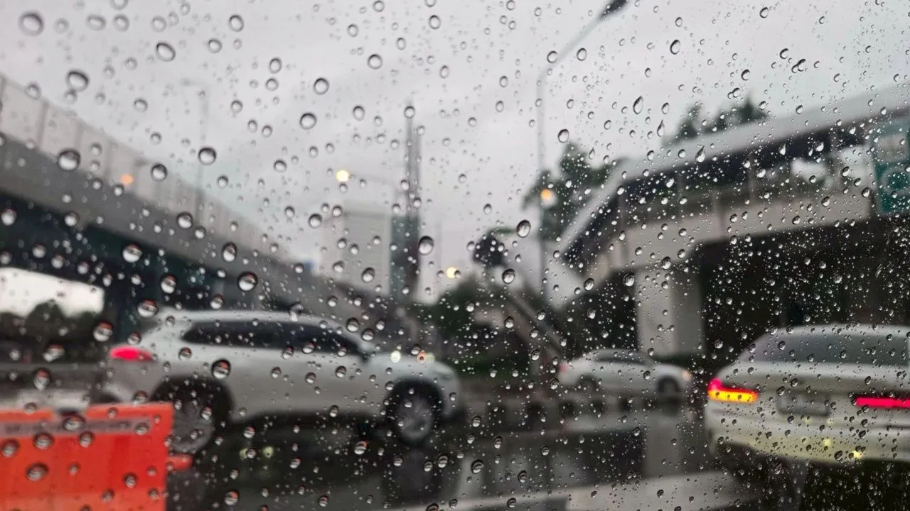 สภาพอากาศวันนี้ 23 ก.ค. 69 กรมอุตุฯ เตือนทั่วไทยฝนตกหนัก กทม. ฝนถล่ม 60%