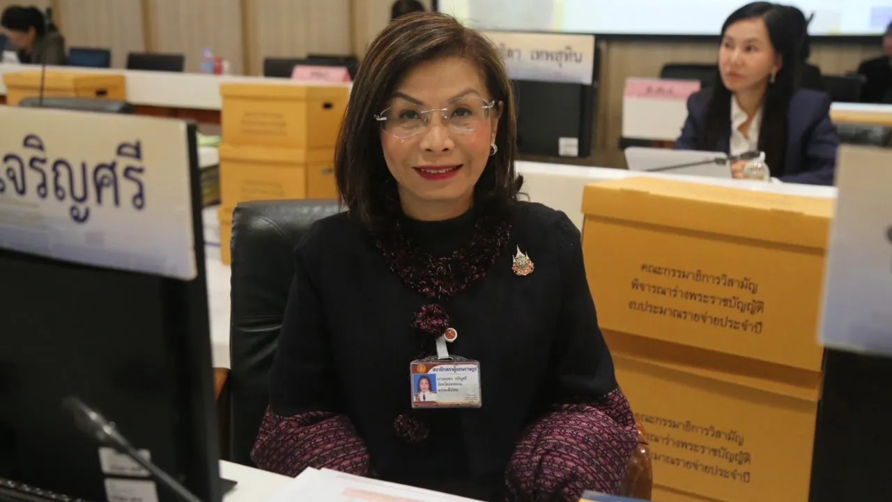 'มนพร' โต้กล้าธรรม อย่าใช้วิธีทำงานตัวเองตัดสินคนอื่น ยัน 'สุริยะ' ยึดเหมาะสมไม่มีเรียกผลประโยชน์