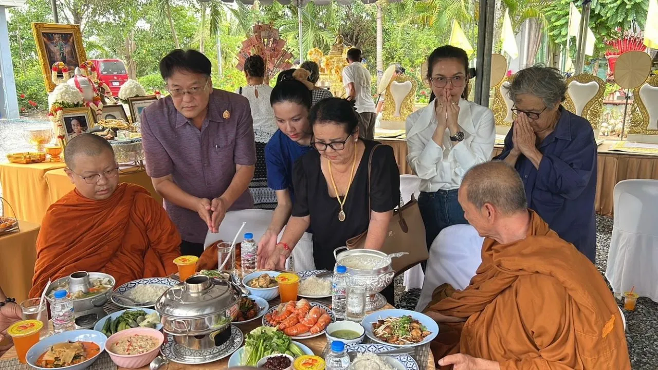 'จ๊ะ นงผณี' ทำบุญ 100 วัน 'พ่อประดิษฐ์' แย้มจำนวนพระ นิมนต์มาทำบุญ