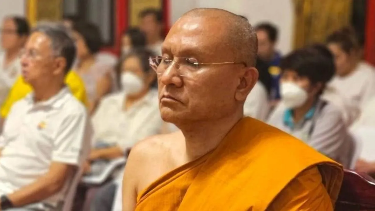 เปิดประวัติ 'พระครูวัชราทร' หรือ พระอาจารย์โชคดี เกจิดังต้นตำรับ 'นะหน้าขุนแผน'