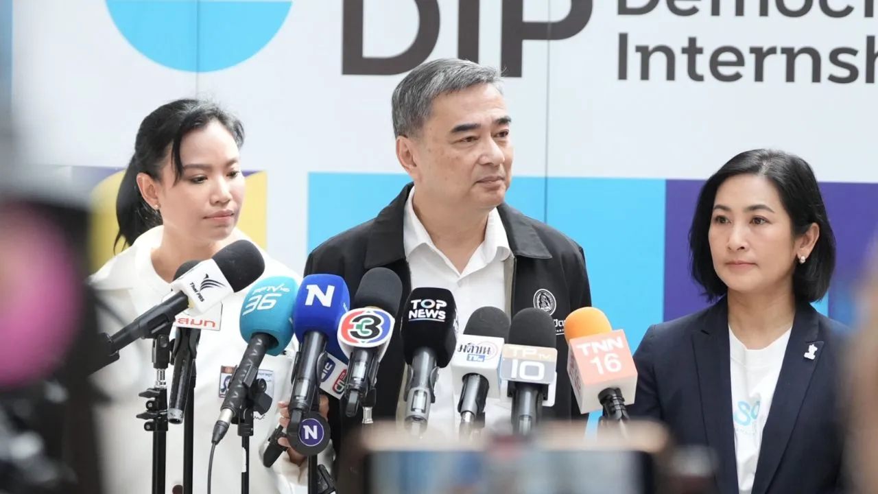 'อภิสิทธิ์' ชี้รัฐบาลลดราคาน้ำมันน้อยไป ผลักภาระให้ประชาชนจ่ายผ่านกองทุนน้ำมัน
