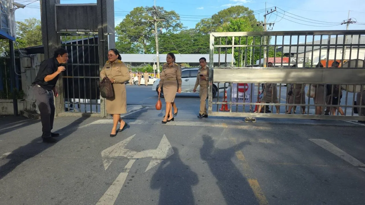 สนามสอบท้องถิ่นภาคใต้คึกคัก เจ้าหน้าที่ตรวจเข้ม ห้ามญาติ-คนนอก เข้าบริเวณสนามสอบ