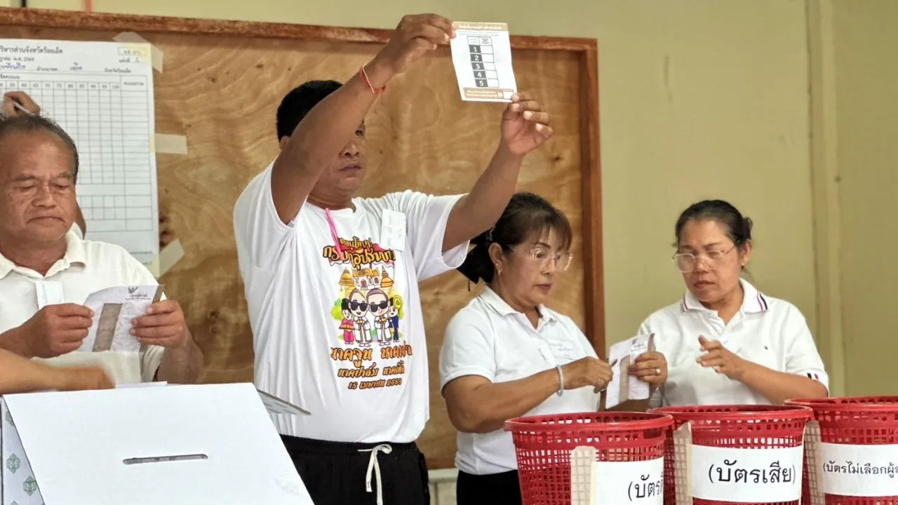 ลุ้นผลคึกคัก บรรยากาศนับคะแนนเลือกตั้ง 'นายก อบจ.ร้อยเอ็ด' หลังปิดหีบ