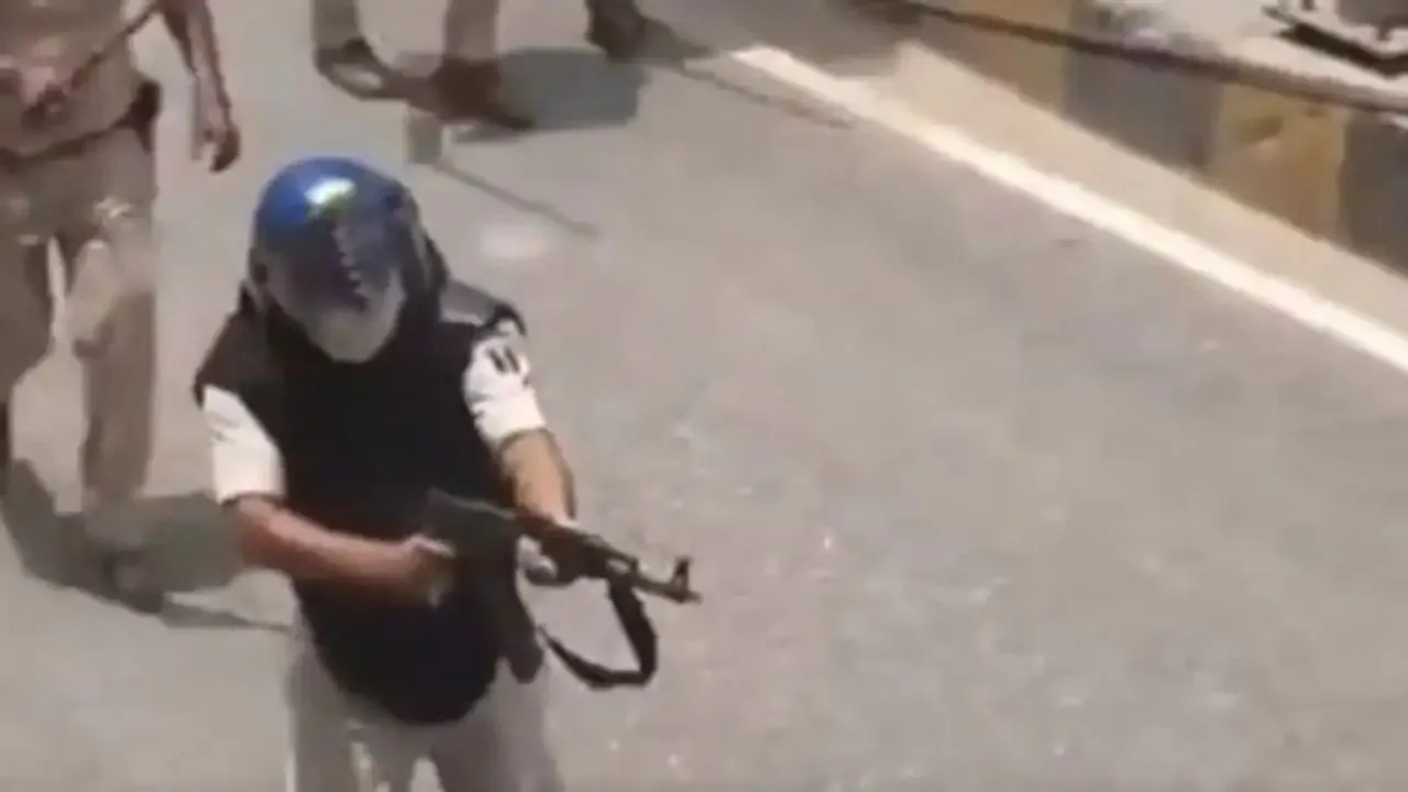 ตำรวจอินเดียถูกพักงาน หลังใช้ปืนไรเฟิล AK-47 ยิงขึ้นฟ้าสลายม็อบนักศึกษา