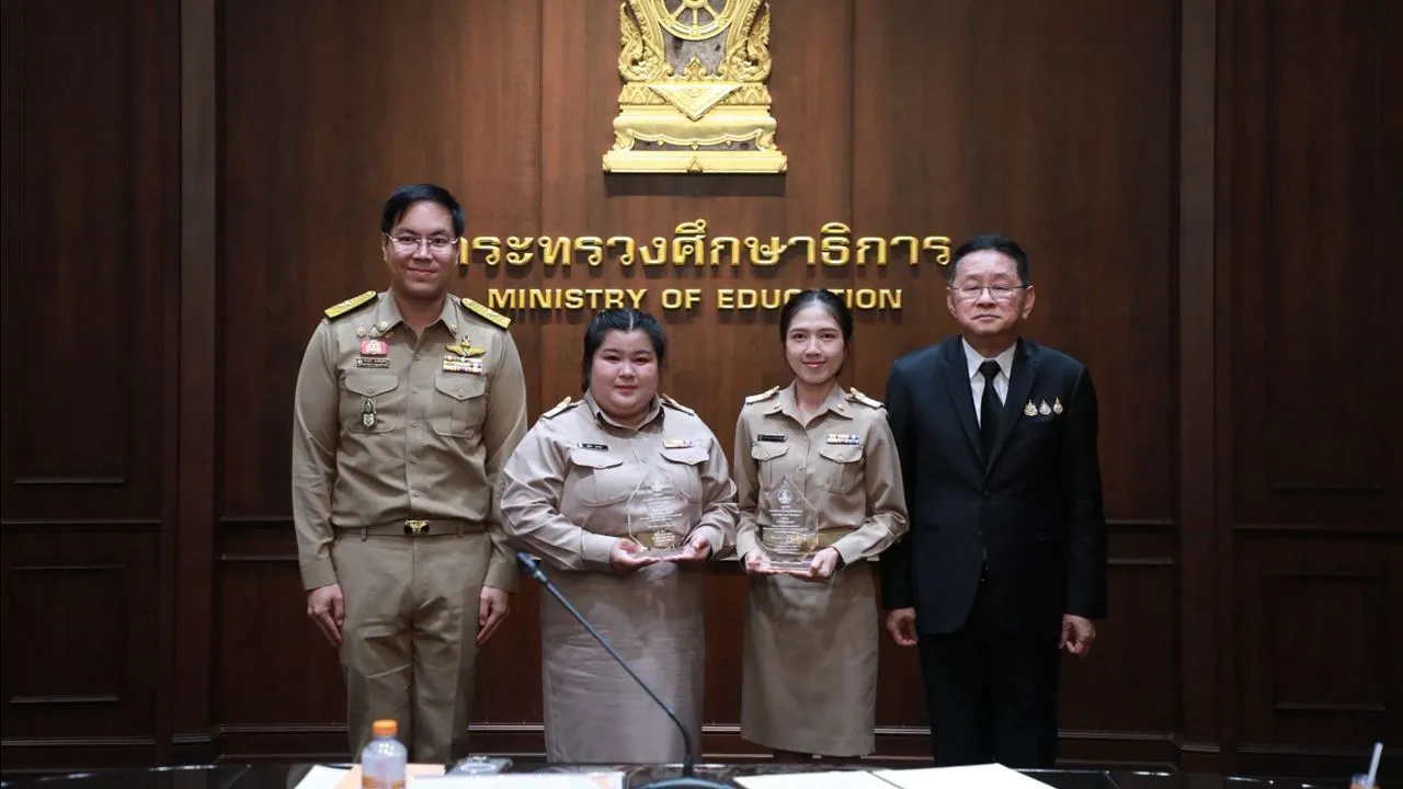 'ประเสริฐ' มอบรางวัลครูถิรคุณแก่ 2 ครู รร.บ้านโนนเหลื่อมฯ ยก เป็นต้นแบบ ครูผู้เสียสละ