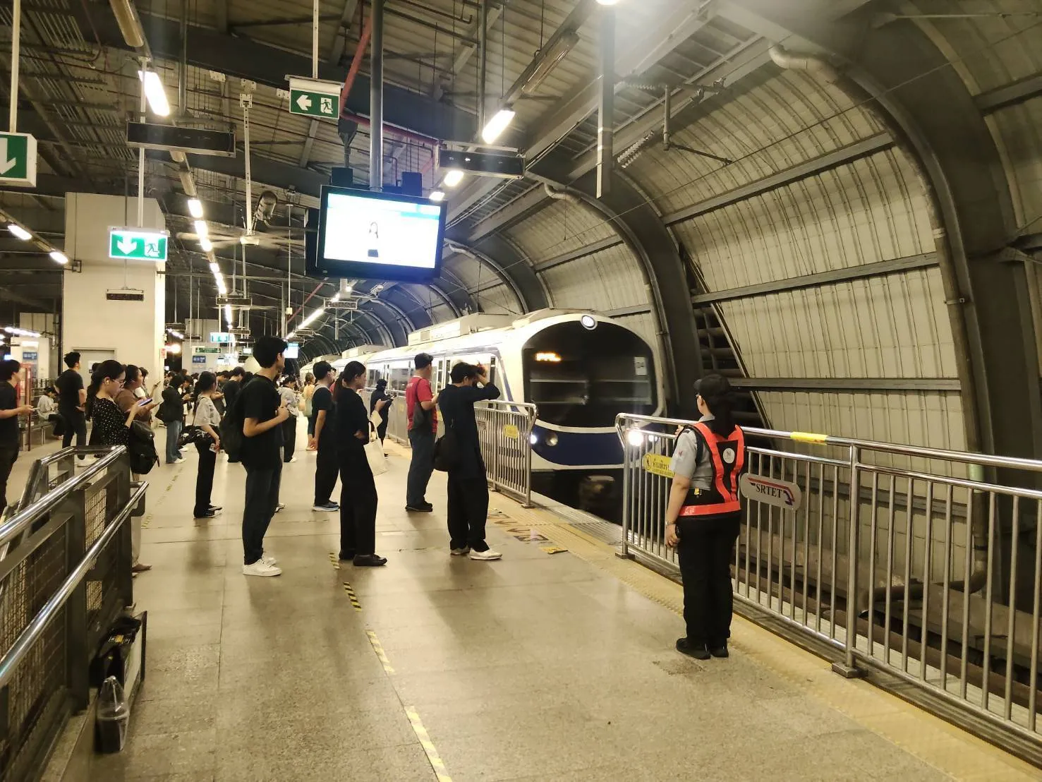 'แอร์พอร์ตลิงก์' ยังแก้ไขไฟฟ้าขัดข้องไม่เสร็จ ใช้เวลาเดินทางนานขึ้น 30 นาที ขอคืนค่าอยู่เกินเวลาได้