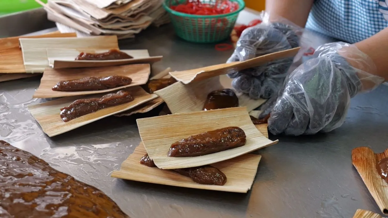 ขนมโบราณ 'กาละแมรามัญ' ห่อกาบหมากหนึ่งเดียวในไทย ภูมิปัญญาชาวมอญที่ยังมีลมหายใจ
