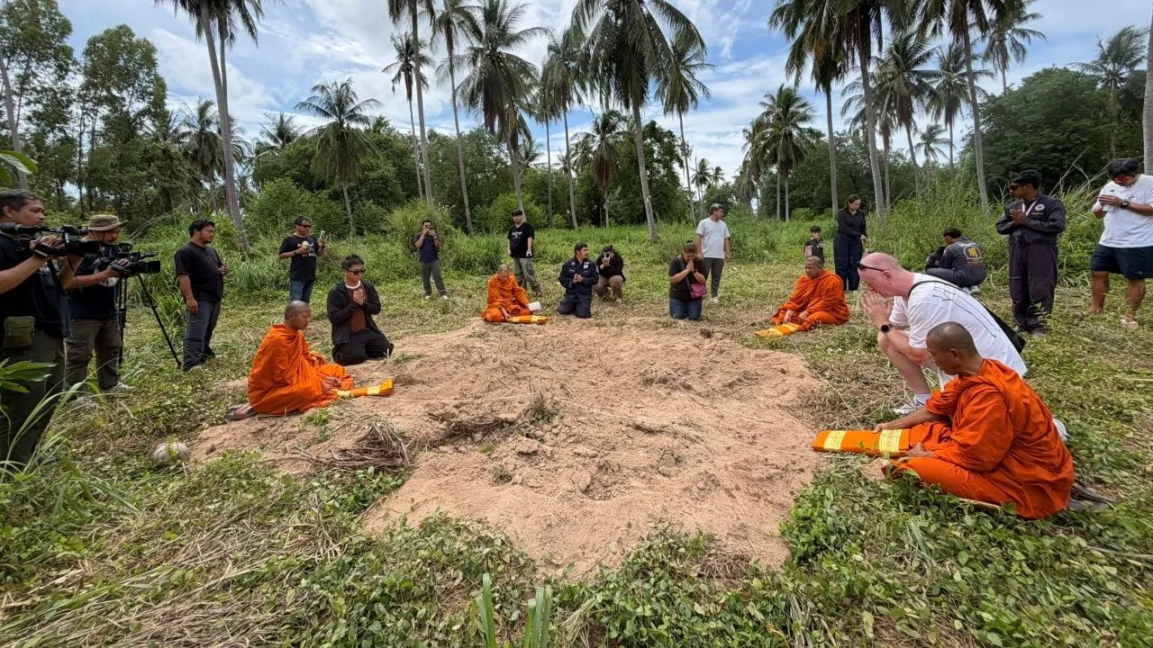 กู้ภัยนิมนต์พระ ทำพิธีบังสุกุลหน้าหลุมศพเหยื่อ 5 ราย อุทิศส่วนกุศลให้ผู้ล่วงลับ