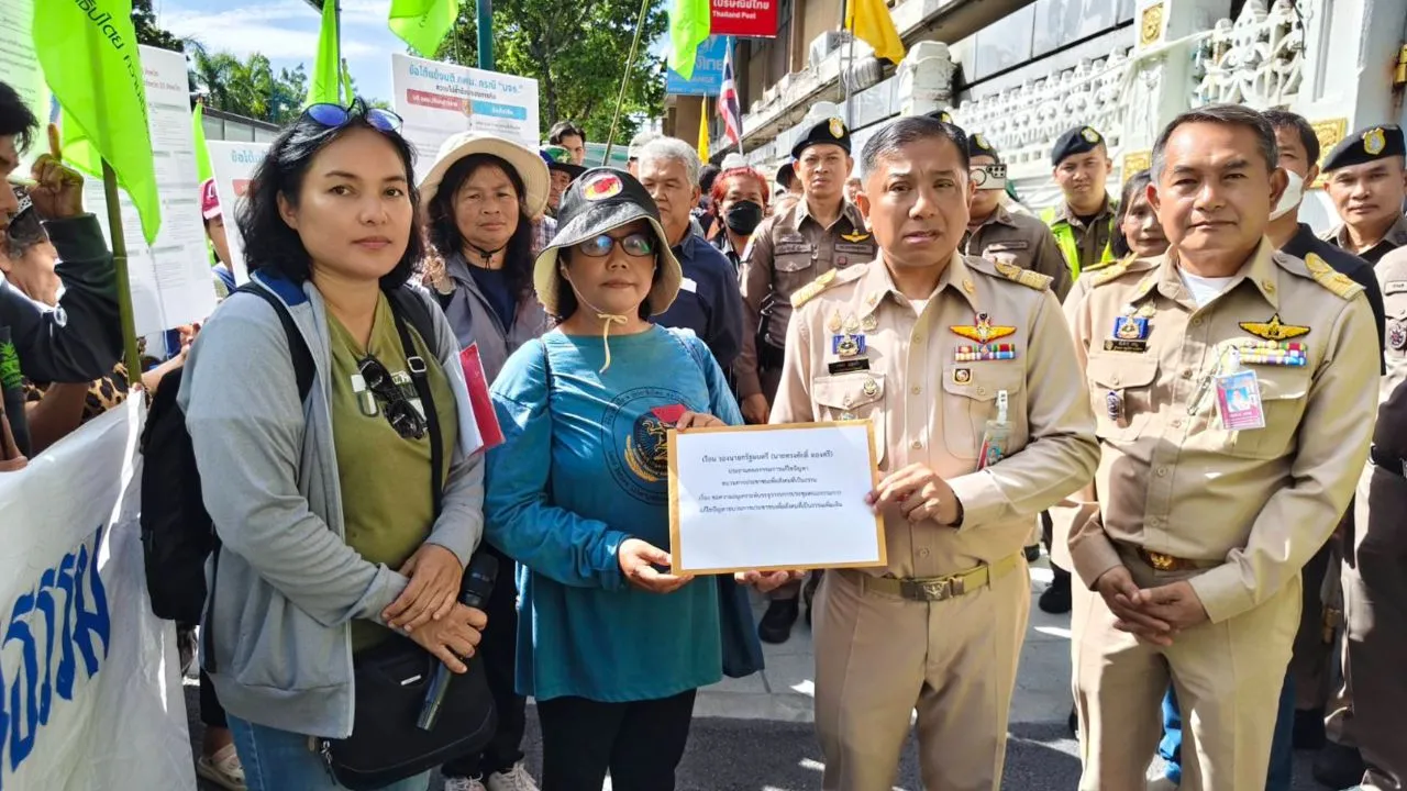 'พีมูฟ' บุกทำเนียบ ค้านยุบธนาคารที่ดิน เร่งตั้งคณะอนุกรรมการศึกษากฎหมายอุทยานฯ