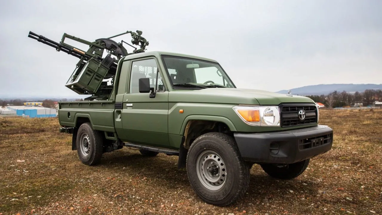 จากรถอเนกประสงค์สู่ราชันแห่งสงคราม ทำไม Toyota Land Cruiser ถึงเป็นตำนานที่ไม่ตายในสนามรบ?