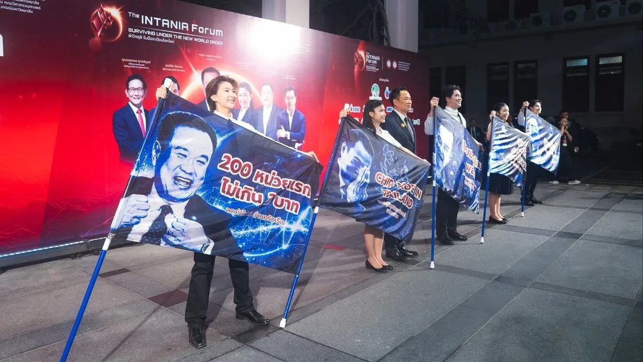 จุฬาฯ ยกทีมเซอร์ไพรส์นายกฯหนู โบกธงผืนใหญ่ เป็นกำลังใจเชียร์ 'พี่หนูสู้ ๆ'