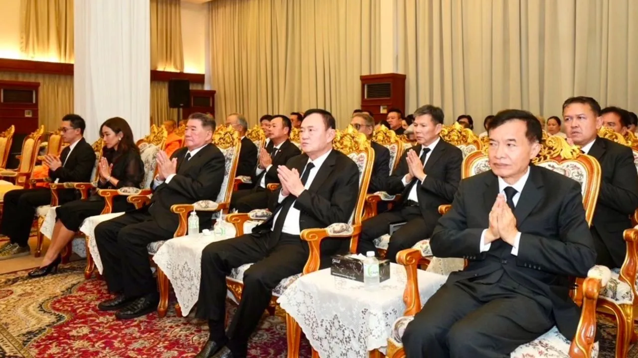 'ทักษิณ' นำทัพเพื่อไทยร่วมพิธีสวดพระอภิธรรม บิดา 'หมออ้อม'