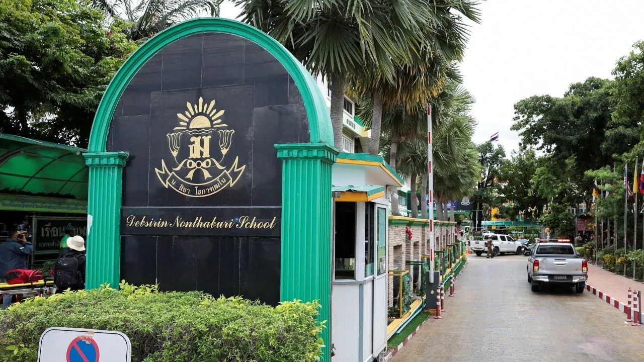นำร่าง 6 ผู้เสียชีวิต เหตุกราดยิงในโรงเรียน ส่งนิติเวช รพ.ตำรวจ