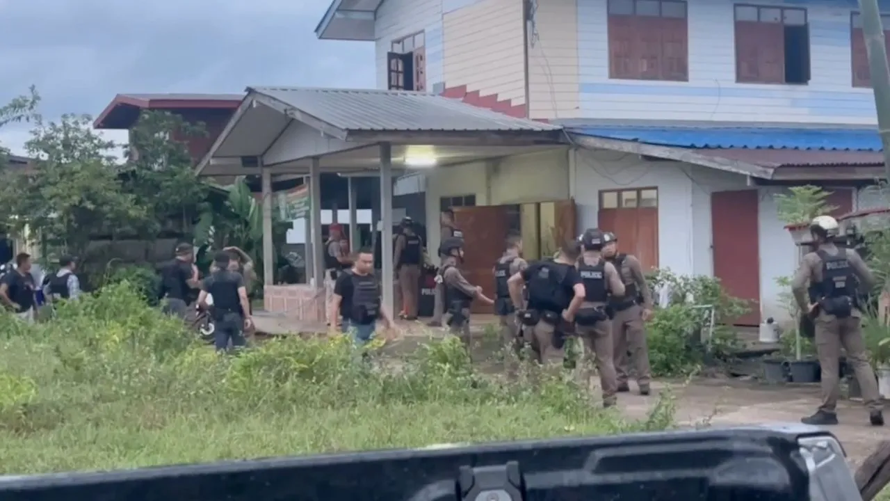ตร.ปิดล้อมจับ ชายวัย 34 มีอาวุธปืน ขังตัวเองในบ้าน หวั่นเกิดเหตุอันตราย