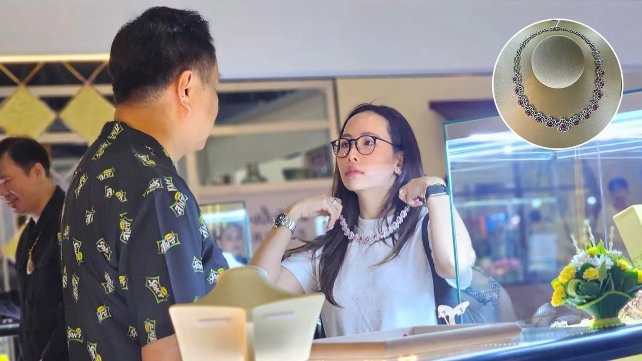 'อนุทิน' ควง 'จ๋า' เดินงานโอทอป ซื้อสร้อยทองคำขาวเพชรล้อมทับทิมกินบ่เซี่ยง ราคา 1.2 ล้านให้