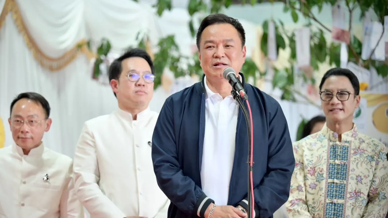 'อนุทิน' นำทอดผ้าป่าสามัคคี ยอด 20 ล้าน จัดซื้ออุปกรณ์การแพทย์ รพ.ระนอง