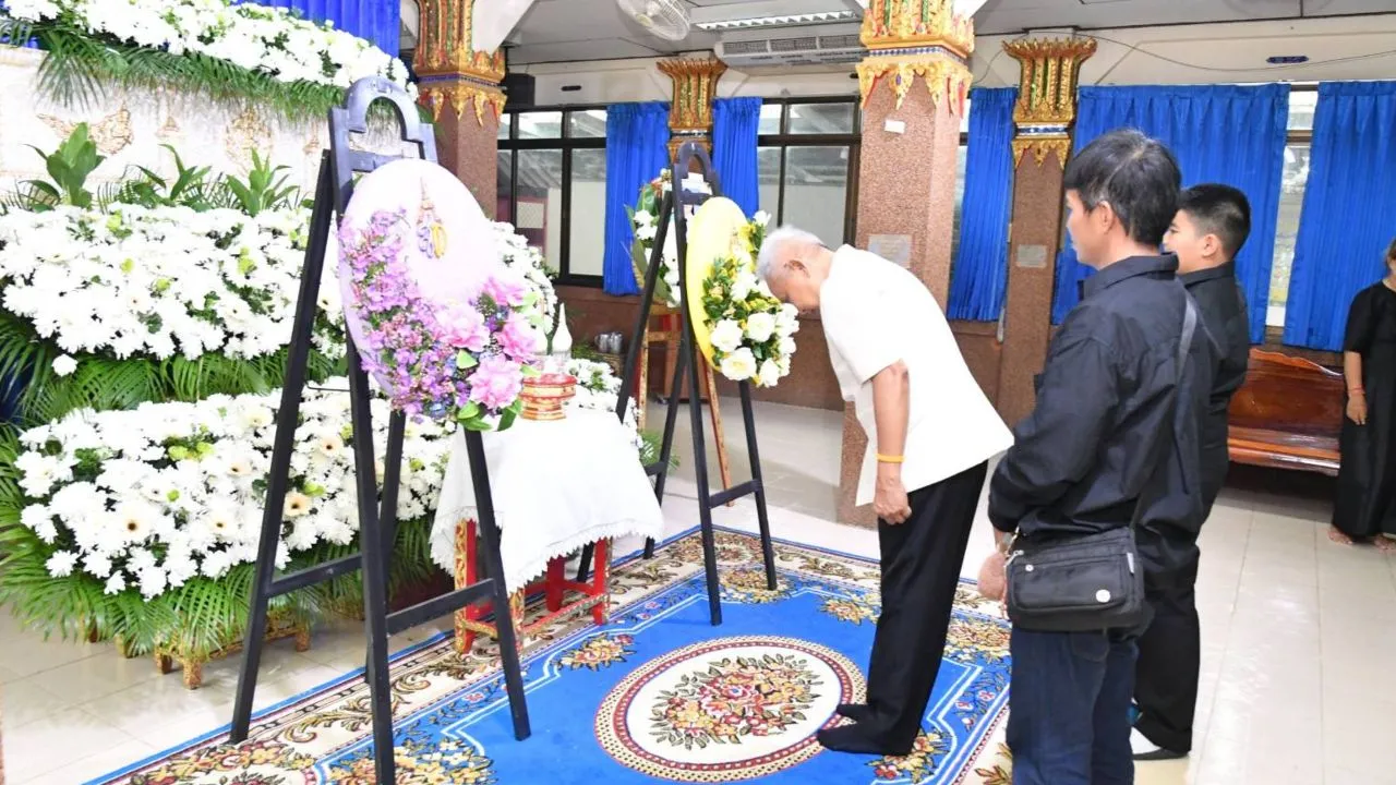 'โสภณ' เยี่ยมให้กำลังใจ 5 ผู้บาดเจ็บเหตุกราดยิง ก่อนร่วมเคารพศพผู้เสียชีวิต