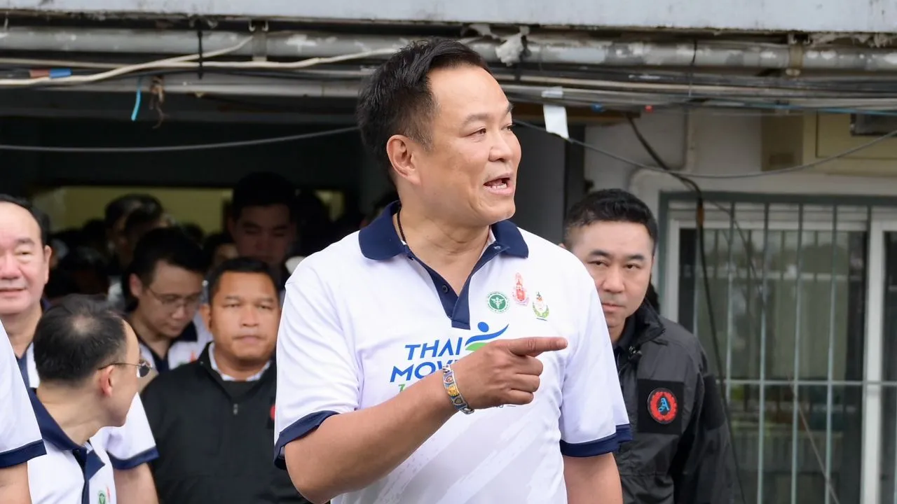'นายกฯ หนู' เลี่ยงตอบปมโพสต์วิ่งหัวชนกำแพง ทำท่าชูกำปั้นชวนออกกำลังกาย