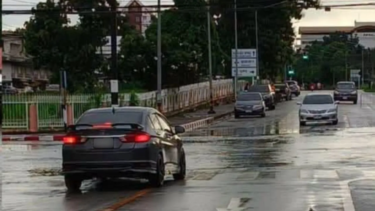 คลี่คลายแล้ว 'น้ำท่วมนครพนม' ฝนหยุดตก-รถสัญจรได้ตามปกติ ปภ.สั่งเฝ้าระวังใกล้ชิด