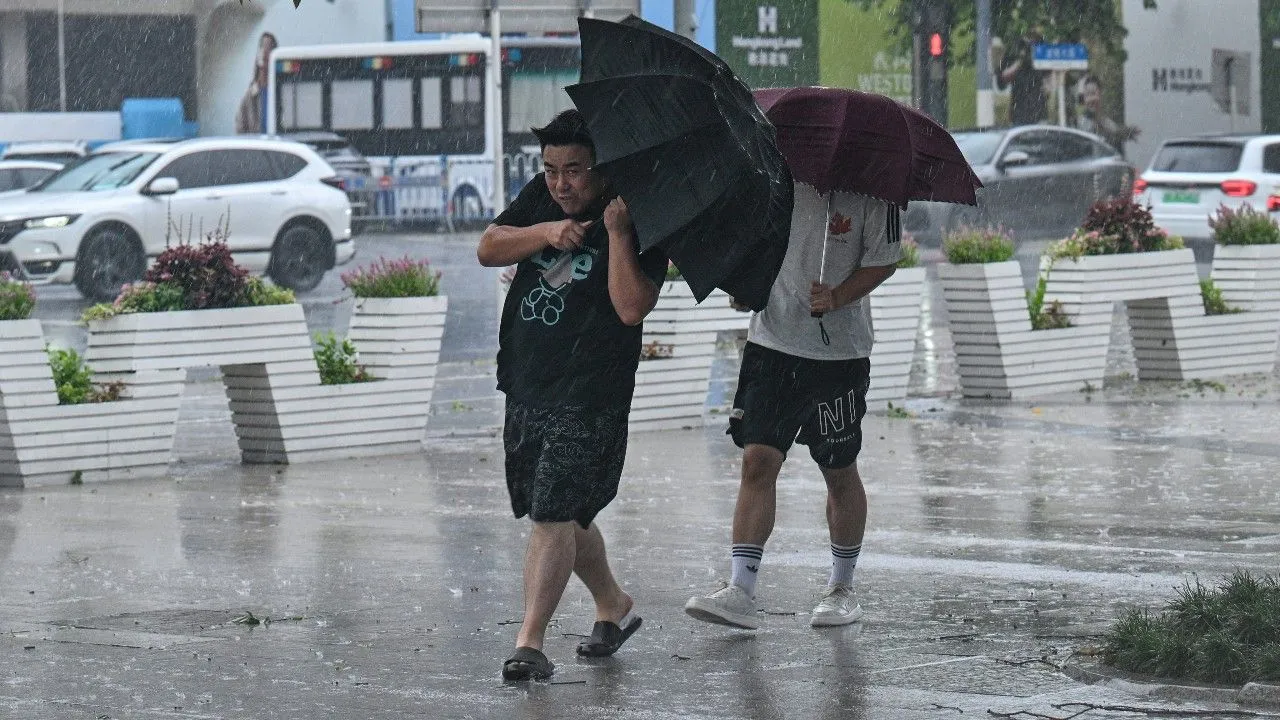 ไต้ฝุ่น 'ดอลฟิน' พัดขึ้นฝั่งทางตะวันออกของจีน อพยพปชช.กว่า 1 ล้านคน เตือนน้ำท่วม-ดินถล่ม