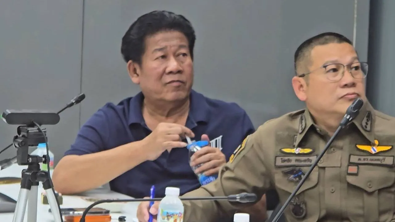 โซเชียลวิจารณ์ยับ 'ฉลอง เรี่ยวแรง' ไม่ถูกใส่กุญแจมือ นั่งสูบบุหรี่ในโรงพัก