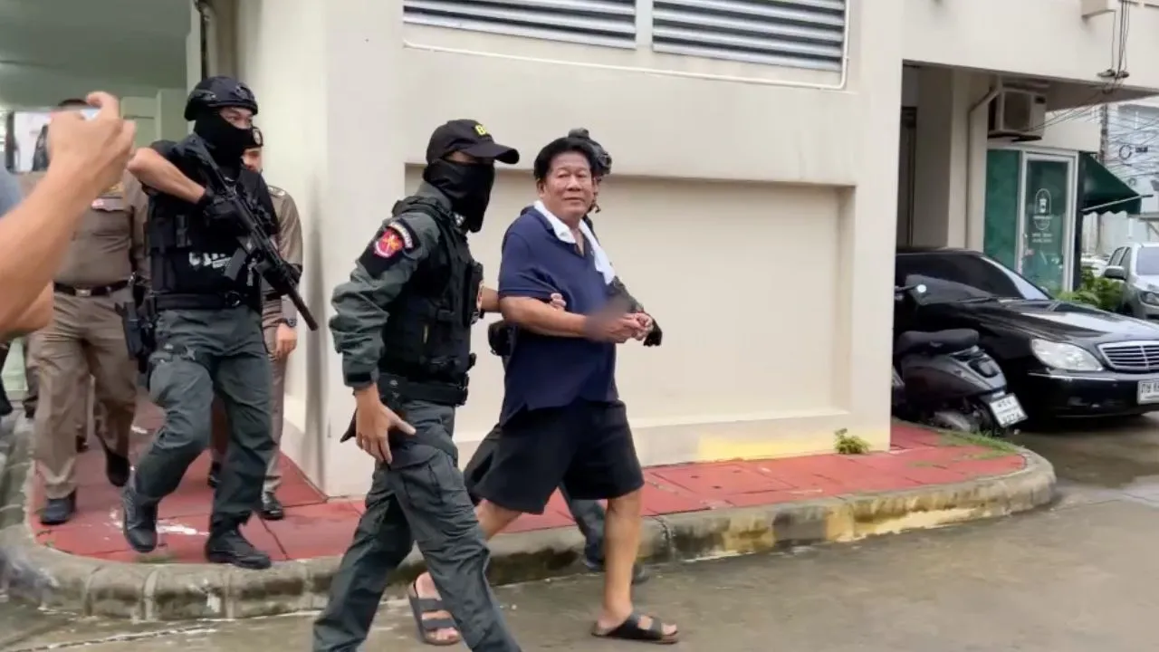 ตำรวจคุมเข้ม นำตัว 'ฉลอง เรี่ยวแรง' เข้าค้นบ้านพักย่านนทบุรี หาพยานหลักฐานเพิ่ม