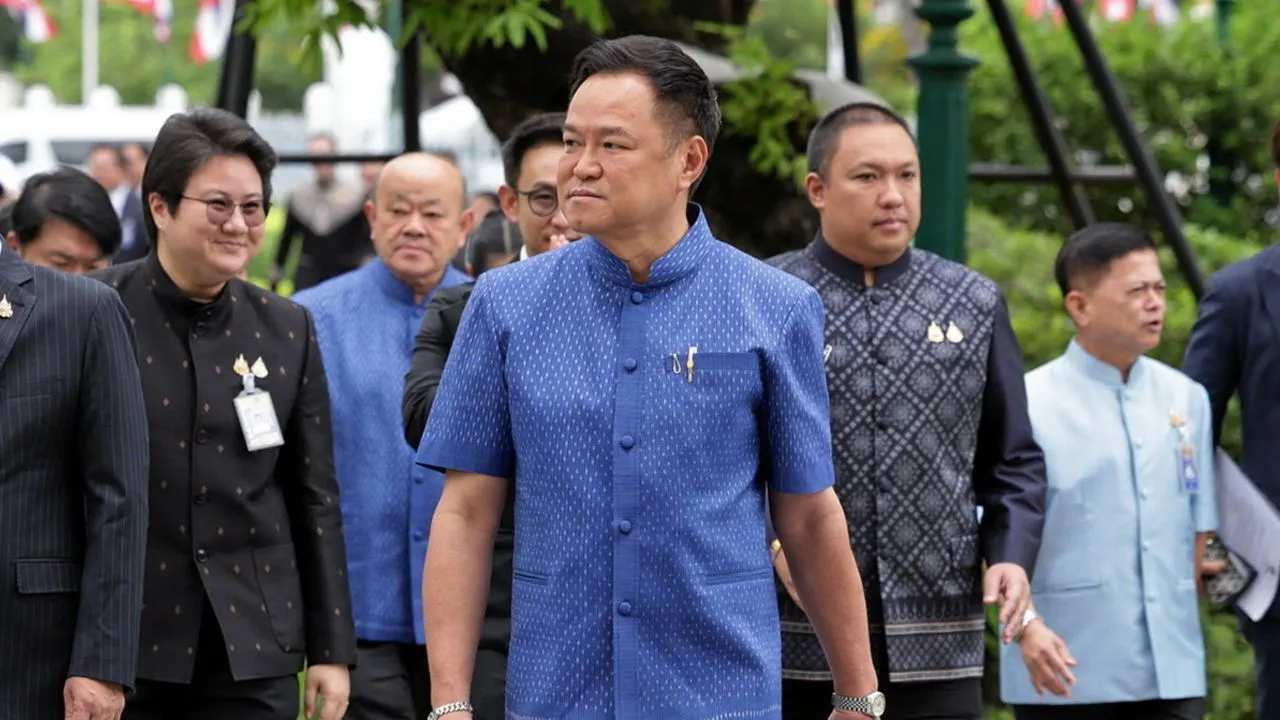 'อนุทิน' เตือนกลางที่ประชุมภูมิใจไทย ห้ามพกปืน สั่งใน ครม. คุมเข้มทั้งระบบ-เร่งแก้กฎหมาย