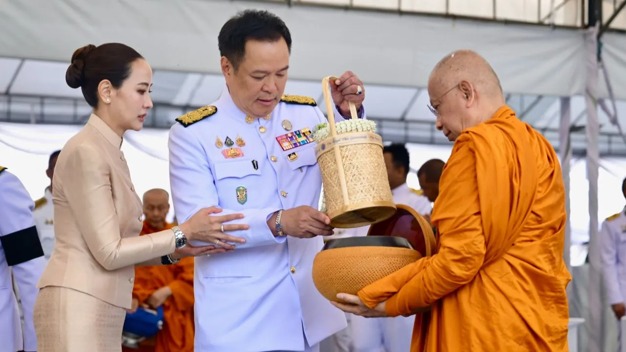 นายกฯ นำทำบุญตักบาตรพระสงฆ์ 193 รูป ถวายพระราชกุศล เนื่องในวันคล้ายวันพระราชสมภพ พระพันปีหลวง
