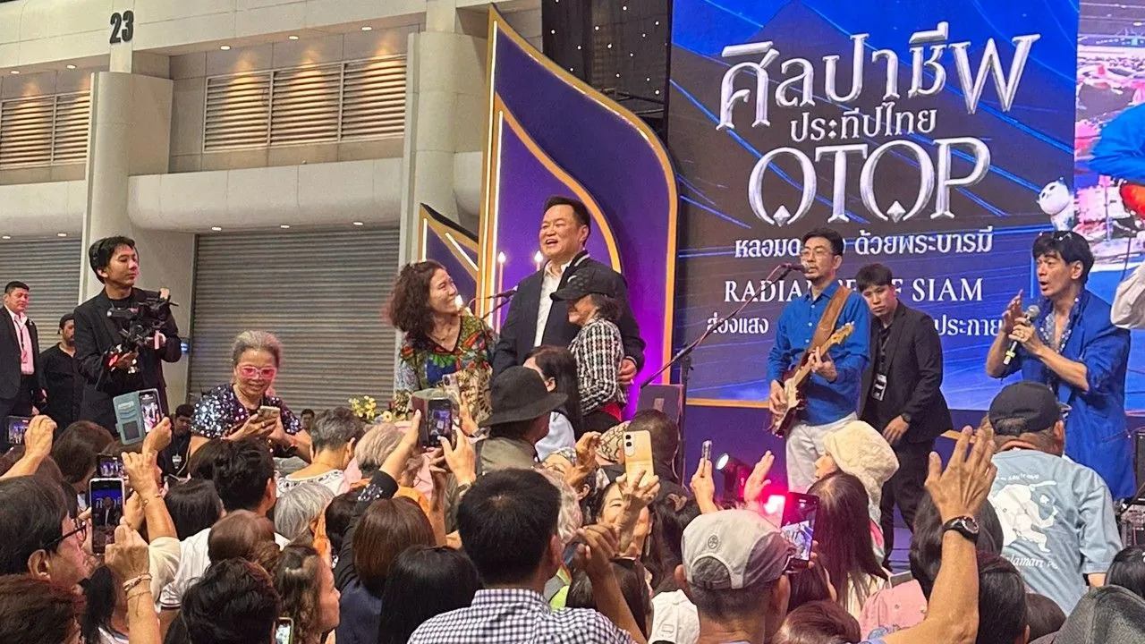 สุดชิล 'อนุทิน' ใช้วันหยุดชมงาน OTOP ครั้งที่ 4 ขึ้นเวทีร้องเพลงกับประชาชน