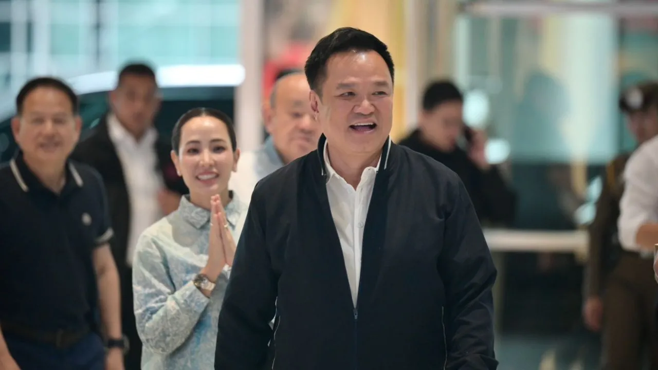 'อนุทิน' ควง 'จ๋า' ดูงานโอทอป ยอดขาย 4 วันแรก พุ่งแล้ว 310 ล้านบาท