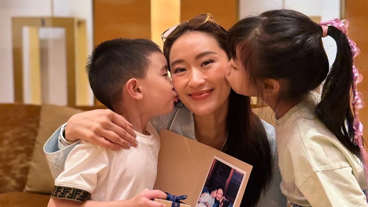 'อดีตนายกฯ อิ๊งค์' โพสต์รูปลูกสาวลูกชายหอมแก้ม บอกการเป็นแม่คือช่วงเวลาที่ดีที่สุด