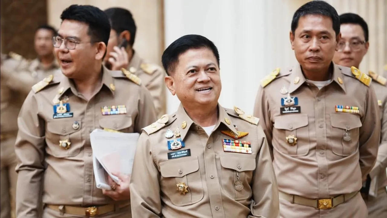 อธิบดีกรมการปกครอง ขีดเส้นสอบ 'กำนัน - ผญบ.' เกาะพะงัน แจกปืนเป็นรางวัล