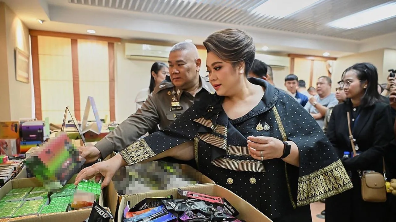 'ศุภมาส' เอาจริง สคบ. ผนึกตำรวจ ทลายโกดังบุหรี่ไฟฟ้าคลองถม ยึด 2 หมื่นชิ้น ฟันโทษหนัก