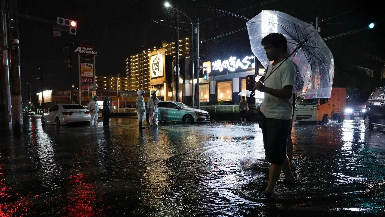 ฝนถล่มญี่ปุ่นครั้งประวัติการณ์ ดับ 4 น้ำท่วมหนัก-รถไฟหยุด 7,000 คนติดค้างสนามบินนาริตะ