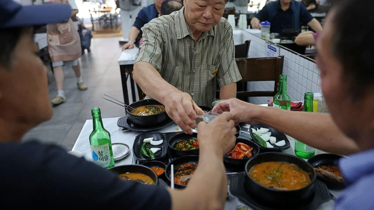ชาวเกาหลีใต้กิน 'เนื้อสุนัข' ทิ้งทายวันคลายร้อน ก่อนกฎหมายสั่งห้ามเด็ดขาดปี 2027